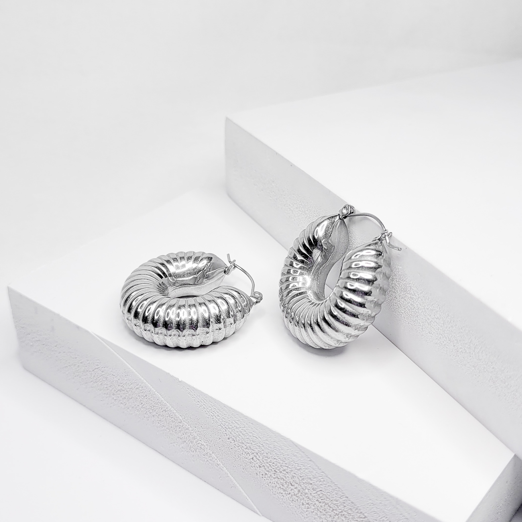 Argola Tubo Torcida Grande em aço inoxidável