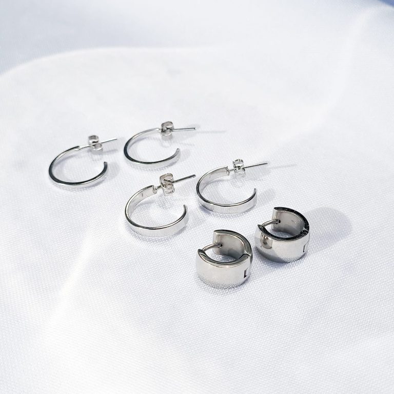 Descubra os melhores materiais para brincos antialérgicos, como aço inoxidável, titânio e nióbio. Evite alergias