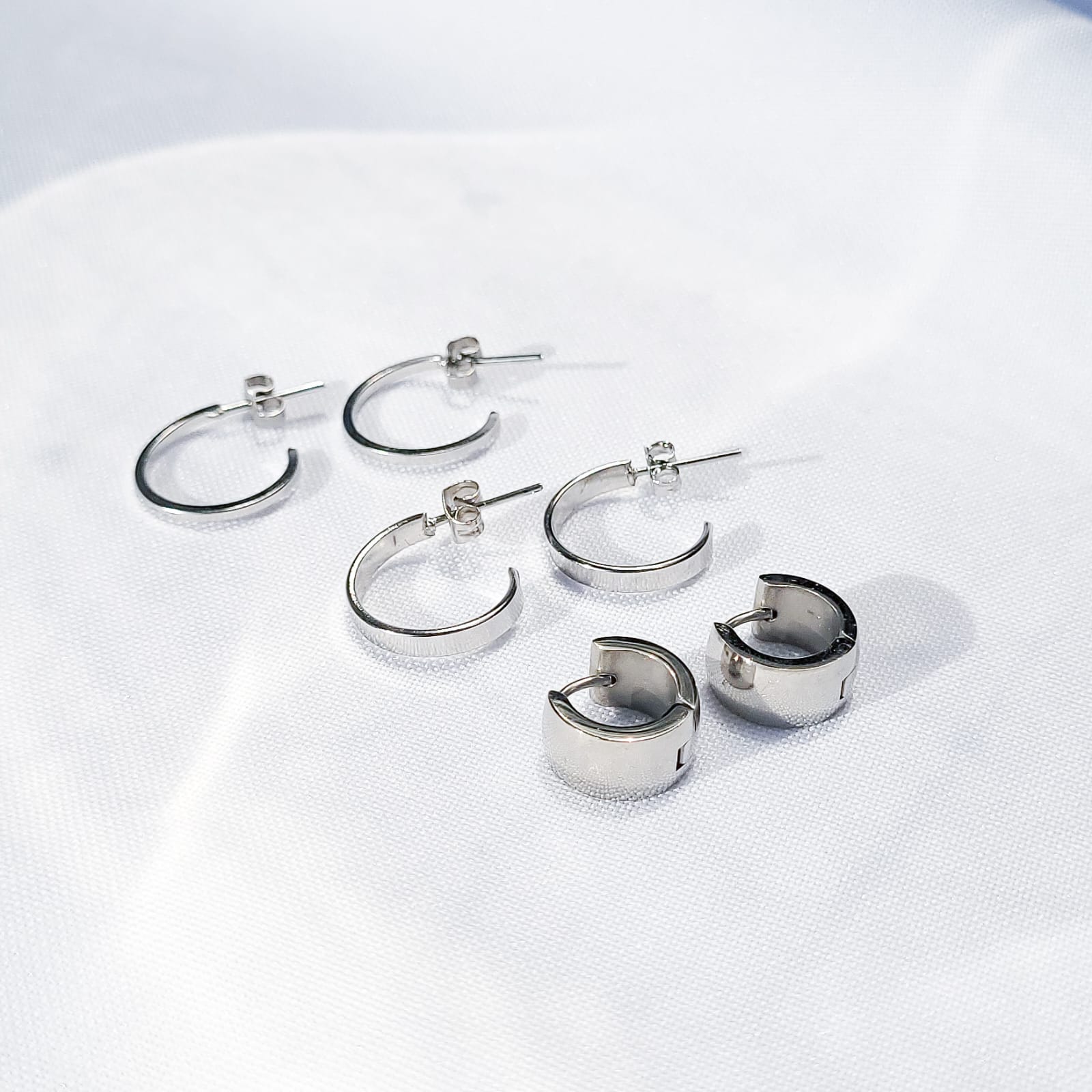 Descubra os melhores materiais para brincos antialérgicos, como aço inoxidável, titânio e nióbio. Evite alergias