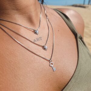 Colar em aço inoxidável para usar na praia