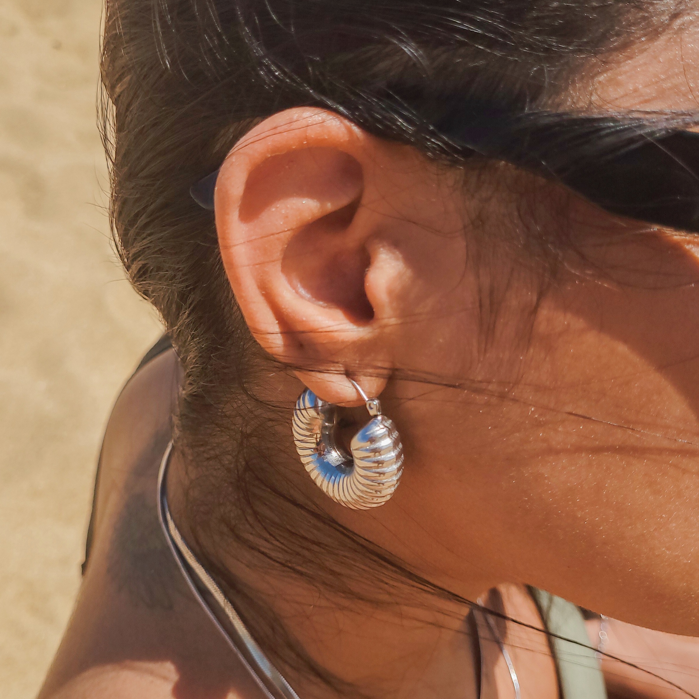 Brinco em aço inoxidável para usar na praia