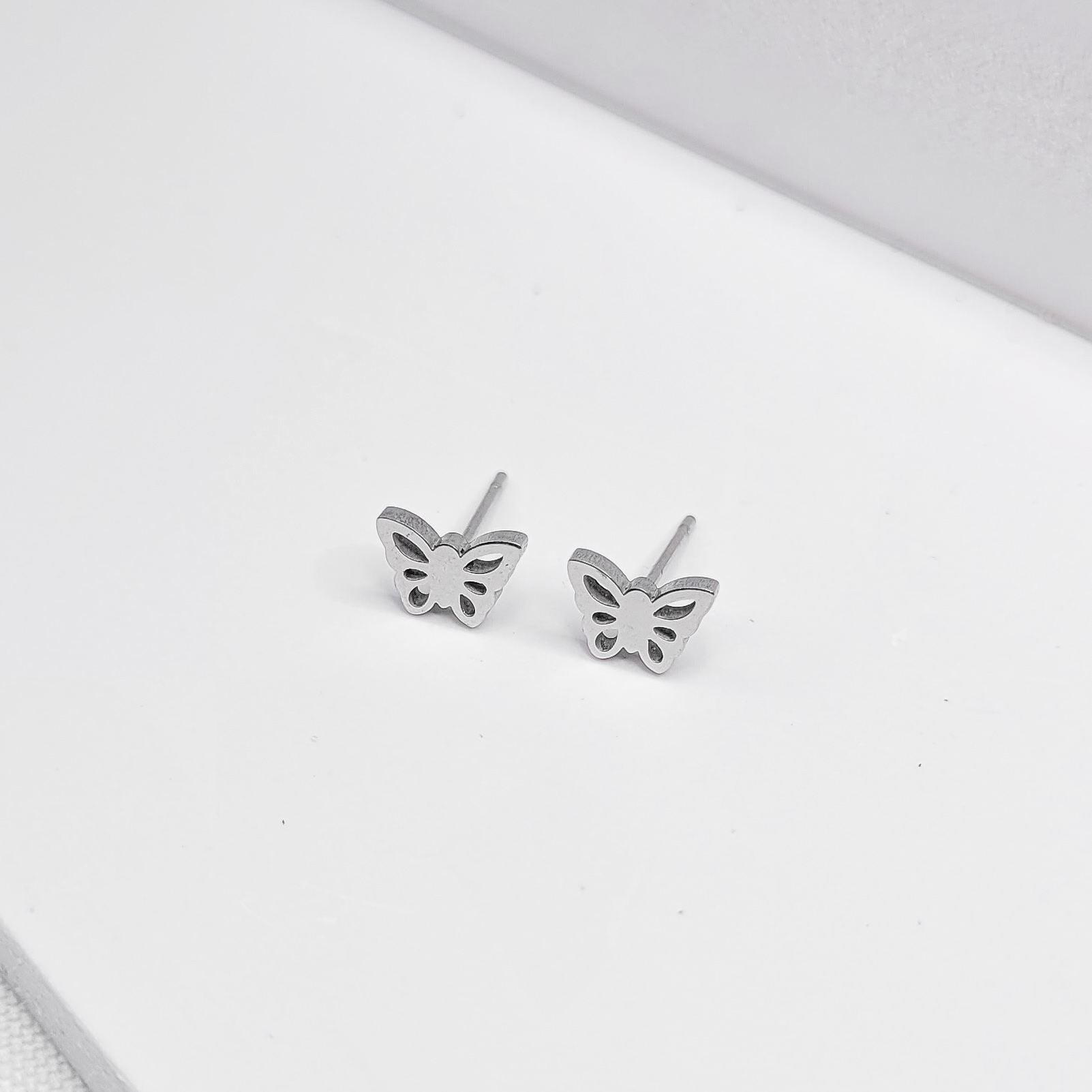 Brinco Borboleta Minimalista em aço Inoxidável