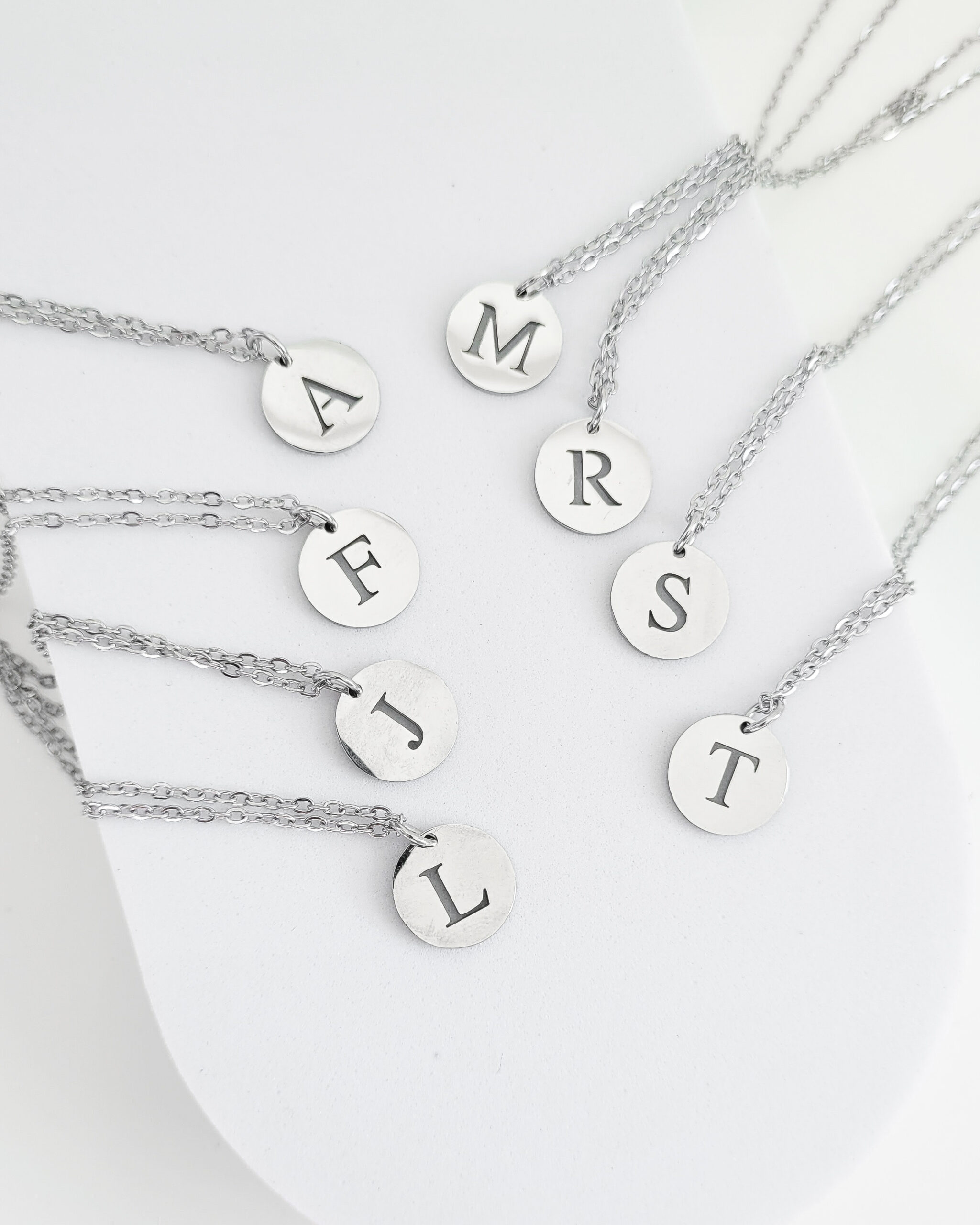 Colar Medalha Letra Inicial Vazada em Aço Inoxidável - Imagem 3