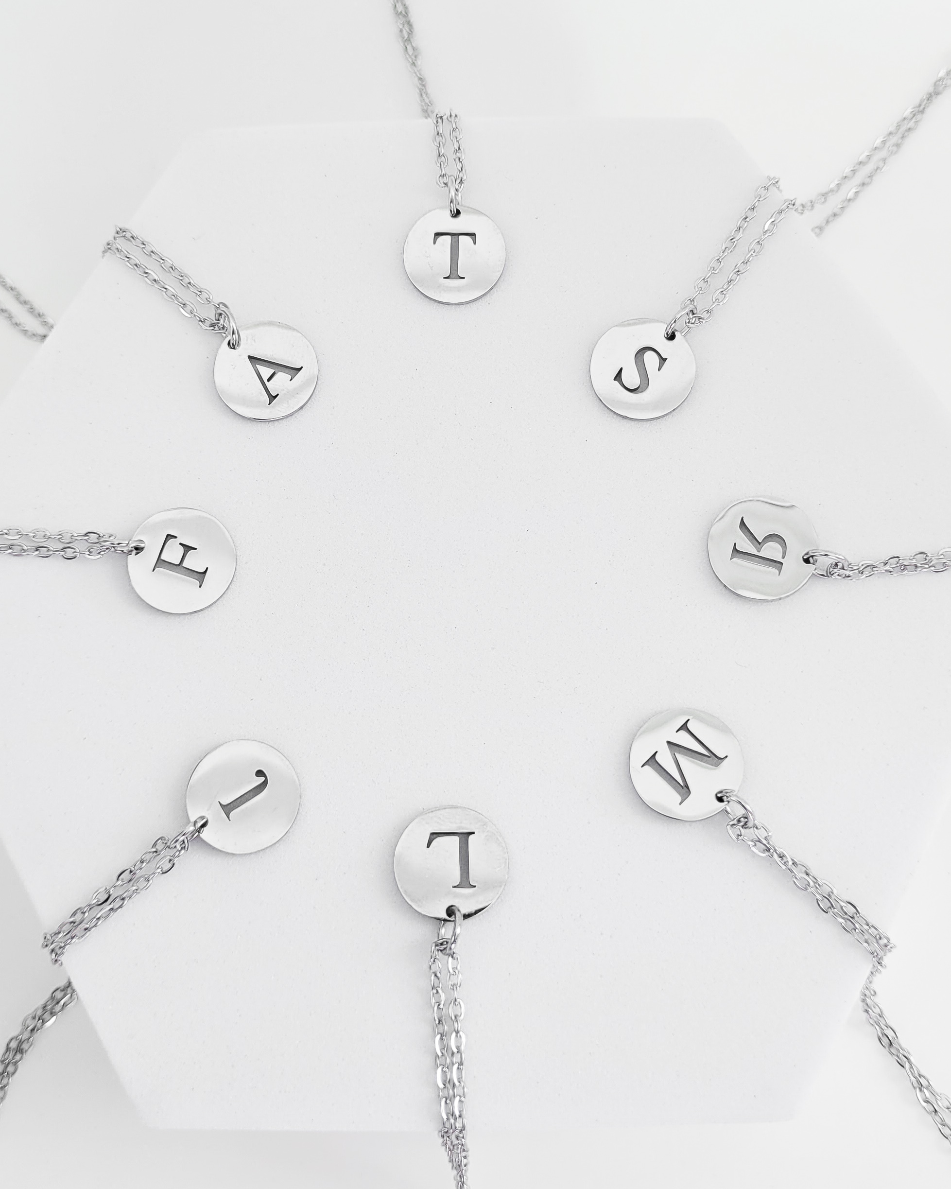 Colar Medalha Letra Inicial Vazada em Aço Inoxidável