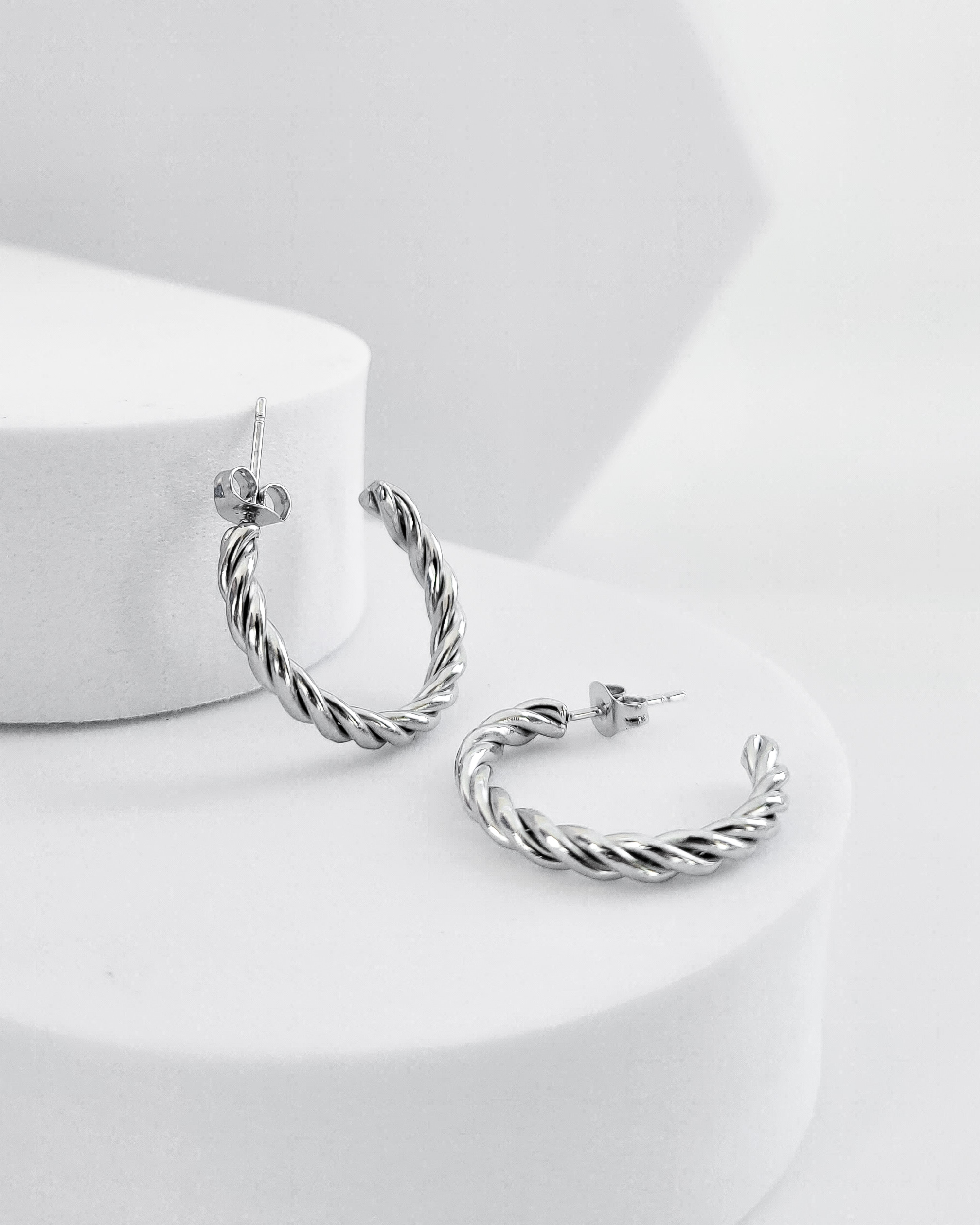 Brinco Argola Enrolada Média em Aço inoxidável