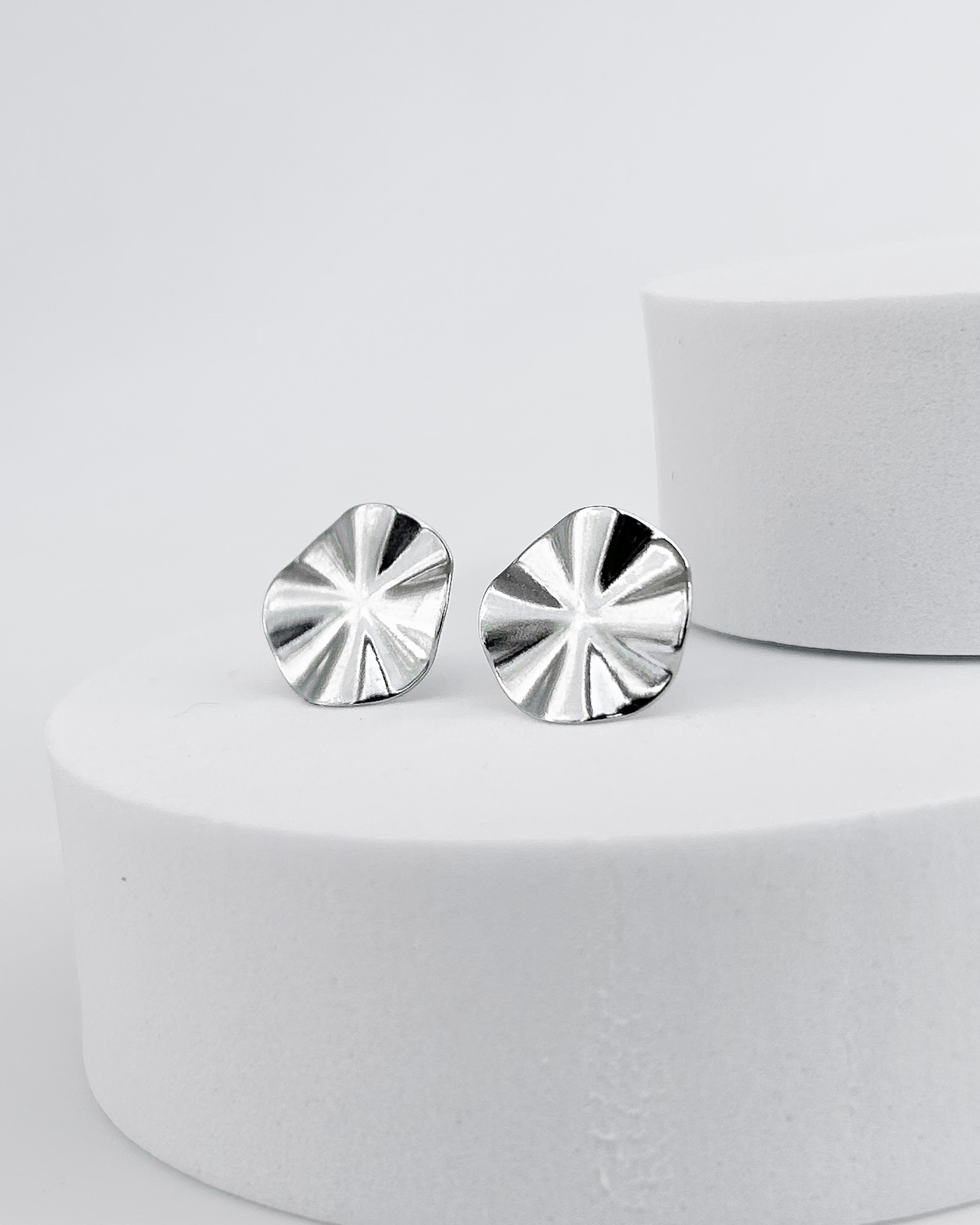 Brinco Redondo Martelado Mini em Aço