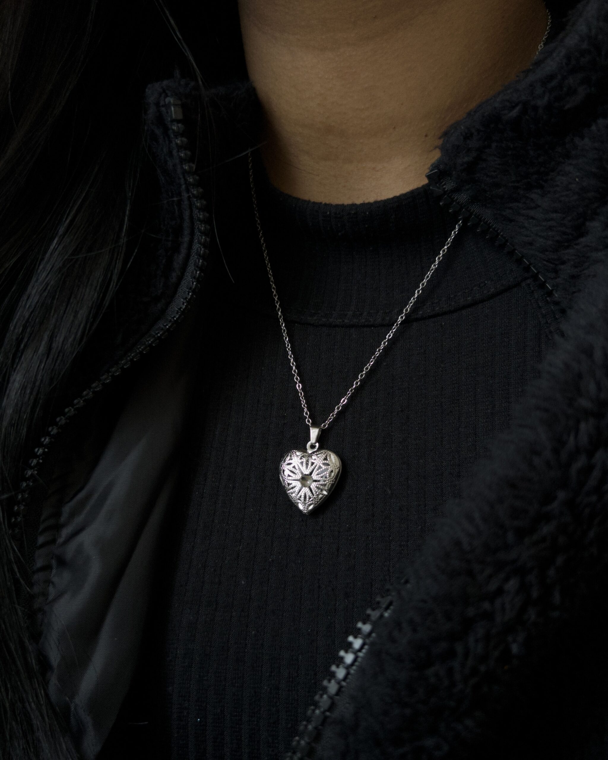 Colar Relícário Coração Mini Detalhado em Aço Inoxidável