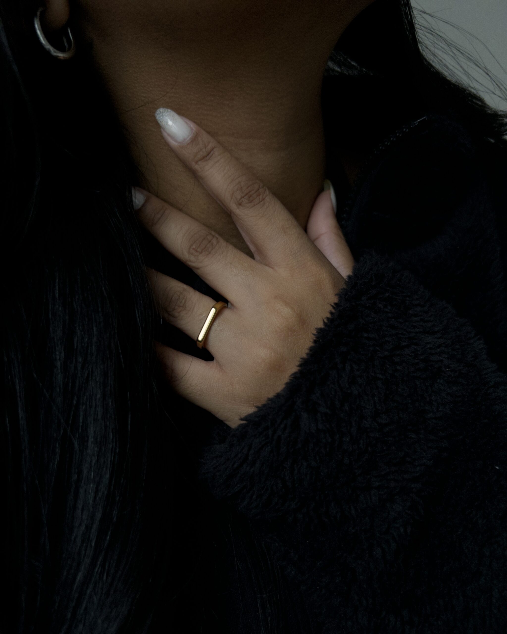 Anel Sinete em Aço Inoxidável banhado a Ouro 18k feminino. Moderno e minimalista para mulheres.