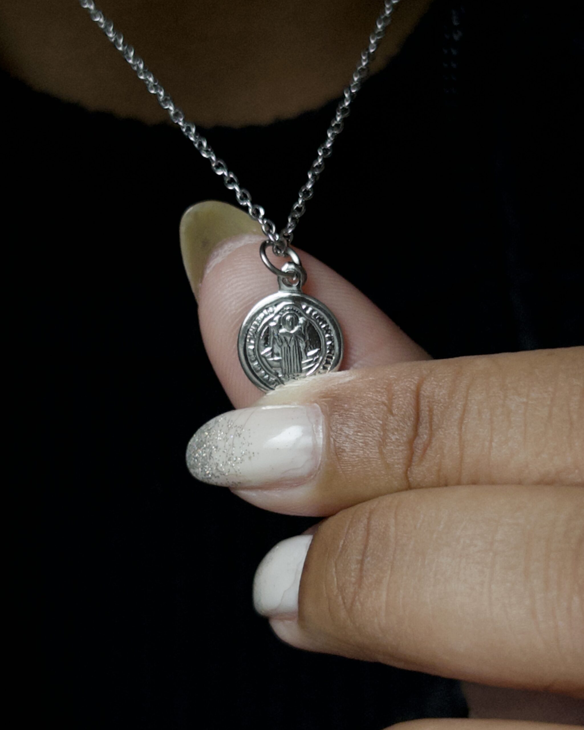 Colar religioso Medalha São Bento em Aço Inoxidável. Para católicos minimalistas.