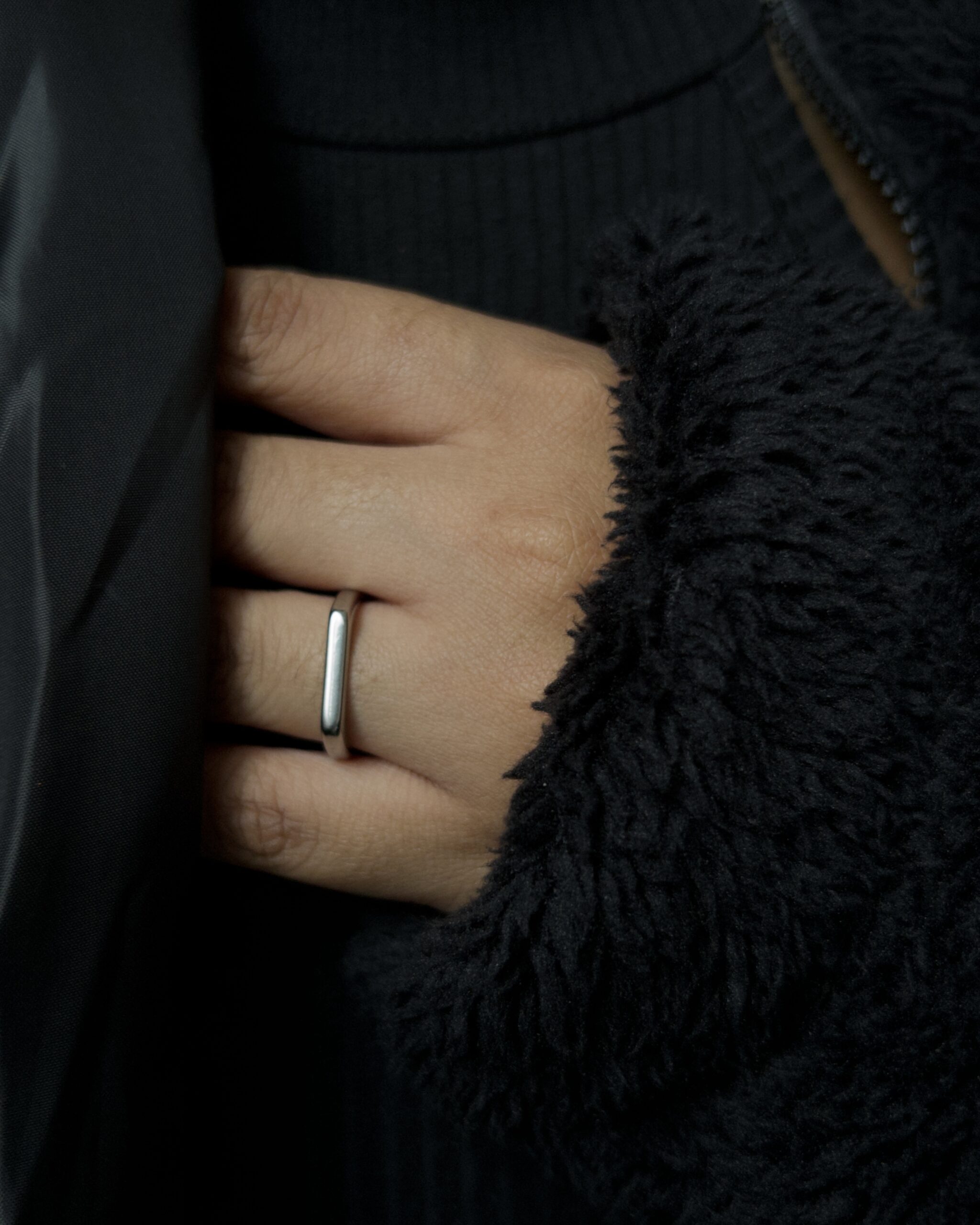 Anel Sinete em Aço Inoxidável minimalista. Moderno, para mulheres que curtem itens delicados.