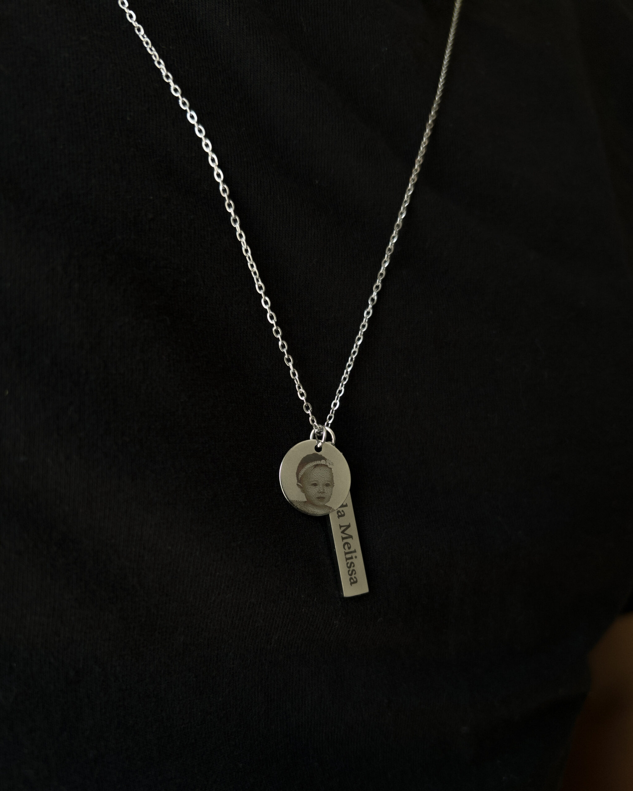 Colar com Foto e Frase em Aço Inoxidável (Medalha M e Pingente retangular) Pai de menina, perfeita pra Dia dos Pais. Ideia de presente pro Pai