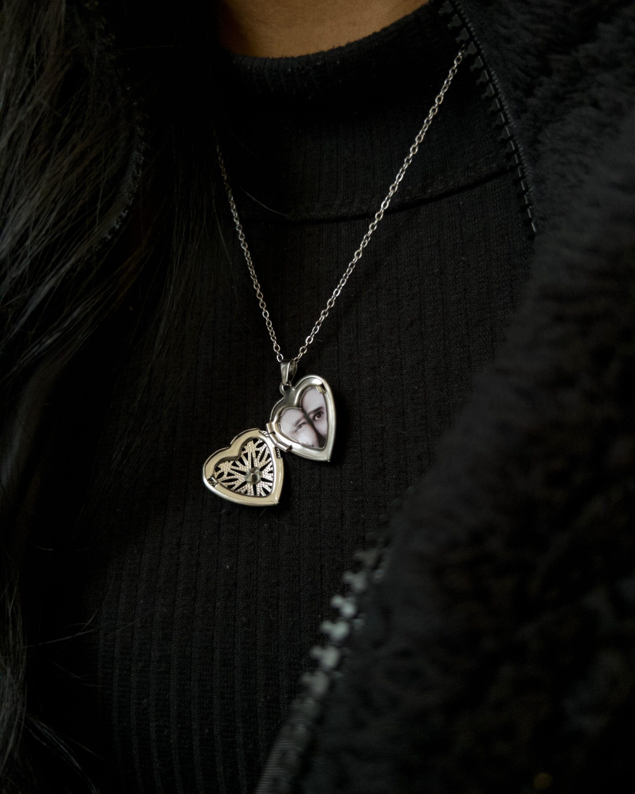 Colar Relícário Coração Mini Detalhado em Aço Inoxidável para fotos e memórias