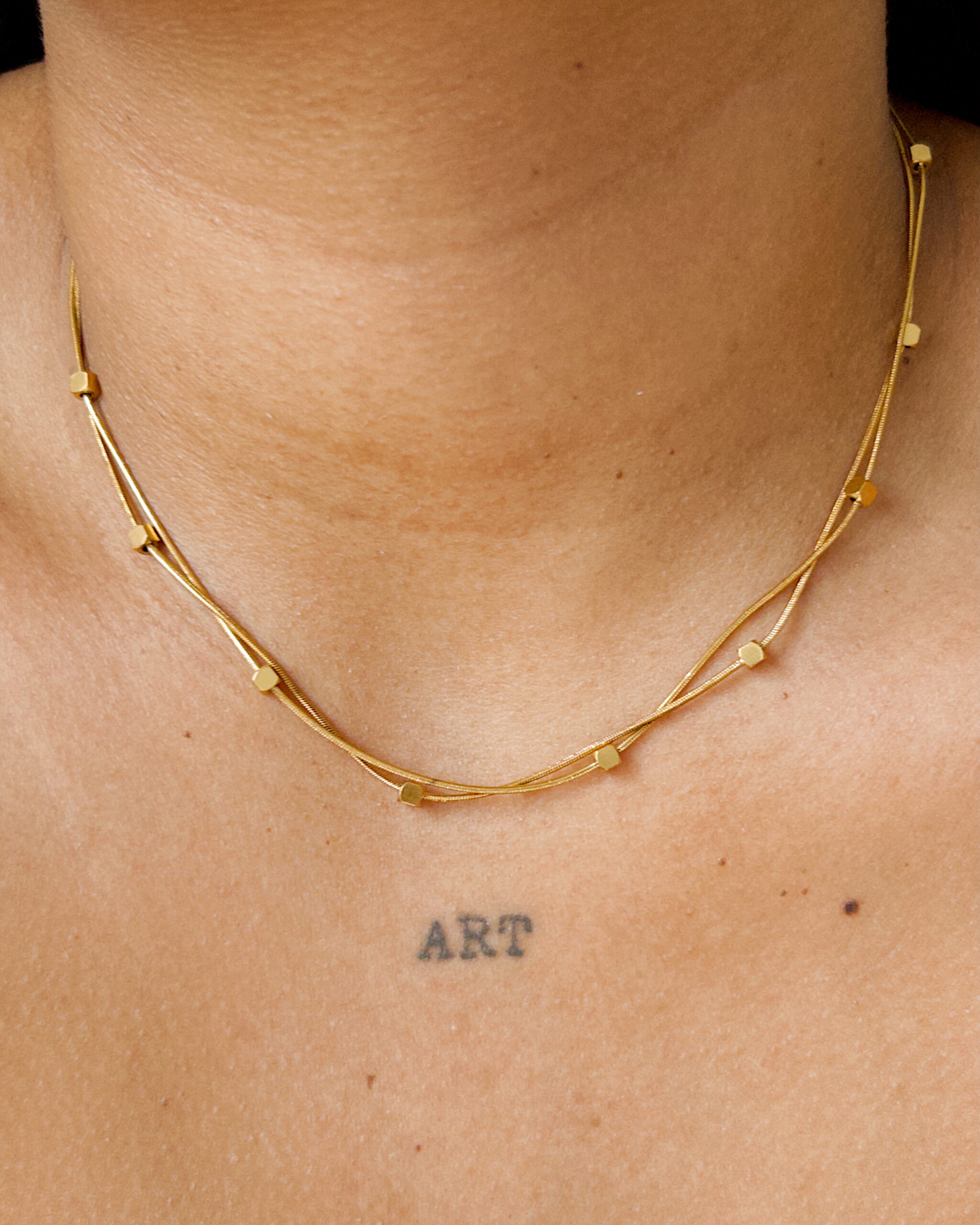 Colar Duplo Mini Cubos em Aço Inoxidável com Banho em Ouro 18k