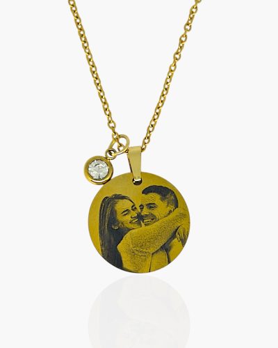 Colar Personalizado com foto afetivo com Banho Premium de Ouro 18K. Leve a sua pessoa favorita sempre com você! Corrente delicada.